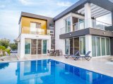 Doğayla Çevrili, Dağ Manzaralı, Yüzme Havuzlu 4 Yatak Odalı Villa