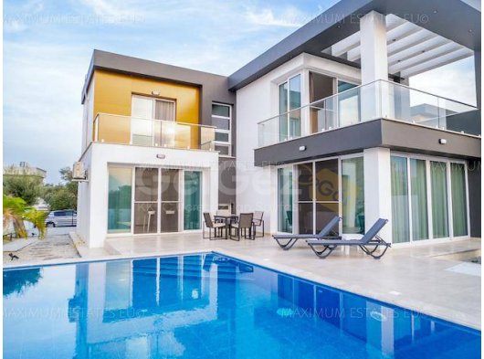 Doğayla Çevrili, Dağ Manzaralı, Yüzme Havuzlu 4 Yatak Odalı Villa