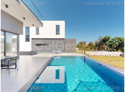 Yüksek Bir Konumda Yer Alan Bu Zarif 5 Yatak Odalı Villa, Geniş Oturma Odası, Özel Arsa, Büyük Çatı Terası ve Yüzme Havuzu İle Girne'nin Prestijli, Sessiz v