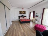 Yüksek Bir Konumda Yer Alan Bu Zarif 5 Yatak Odalı Villa, Geniş Oturma Odası, Özel Arsa, Büyük Çatı Terası ve Yüzme Havuzu İle Girne'nin Prestijli, Sessiz v