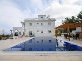 Yüksek Bir Konumda Yer Alan Bu Zarif 5 Yatak Odalı Villa, Geniş Oturma Odası, Özel Arsa, Büyük Çatı Terası ve Yüzme Havuzu İle Girne'nin Prestijli, Sessiz v