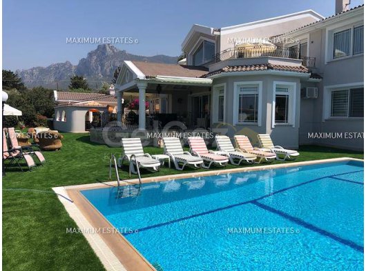 Girne'nin Kalbinde Deniz ve Dağ Manzaralı, Taşınmaya Hazır Lüks 4+1 Villa Türk Tapusu