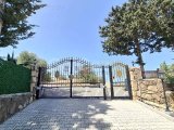 Sakin ve Özel Bir Ortamda Yer Alan Bu Üstün Lüks 3 Yatak Odalı, 4 Banyolu Villa, Konfor, Zarafet ve Modern Rahatlığın Mükemmel Bir Karışımını Sunmaktadır. Villa