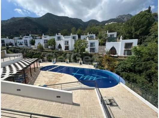 Girne karmi bölgesinde Havuzlu site içinde kiralık full eşyalı 2+1 dublex daire