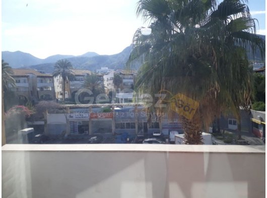 Girne merkezde Havuzlu site içinde kiralık full eşyalı 3+1 daire