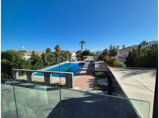 Girne merkezde karmarket civarı havuzlu rezidansta kiralık full eşyalı 2+1 daire