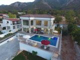 KIBRISIN EN GOZDE BOLGELERINDEN BELLAPAISTE MUHTESEM DAG VE DENIZ MANZARALI 938m2 HAVUZLU VILLA