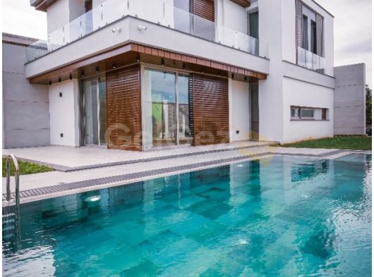 GİRNE/ALSANCAK BÖLGESİNDE ULTRA LÜKS KİRALIK VİLLA