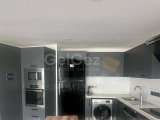 Girne Merkezde 2+1 Penthouse – Şıklık, Konfor ve Güvenlik Her Birinde Özel Banyo (Ensuite) Bulunan İki Yatak Odasına Sahip Modern Bir Penthouse. Konum: Girne Şe