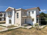 Alsancak’ta Havuzlu ve Deniz Manzaralı 3+1 Villa