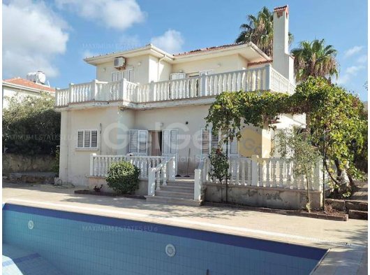 Alsancak’ta Havuzlu ve Deniz Manzaralı 3+1 Villa
