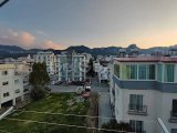 Girne Merkez'de Deniz ve Dağ Manzarası İle Tüm Olanaklara Yürüme Mesafesinde Satılık Tam Eşyalı 3 Yatak Odalı Özel Banyolu Daire