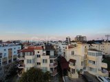 Girne Merkez'de Deniz ve Dağ Manzarası İle Tüm Olanaklara Yürüme Mesafesinde Satılık Tam Eşyalı 3 Yatak Odalı Özel Banyolu Daire