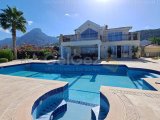 Muhteşem Deniz ve Dağ Manzaralı 5+2 Yatak Odalı Villa – Misafir Evi, Havuz ve Geniş Arsa İle!