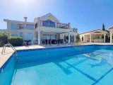 Muhteşem Deniz ve Dağ Manzaralı 5+2 Yatak Odalı Villa – Misafir Evi, Havuz ve Geniş Arsa İle!