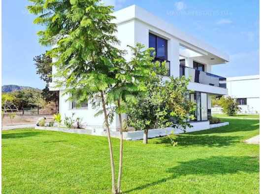 Karşıyaka’da Deniz Manzaralı Müstakil Villa