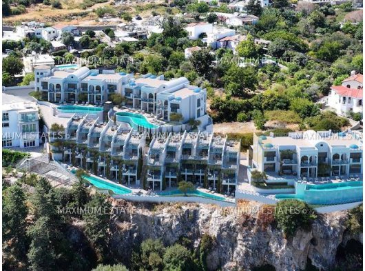 Lapta’da Modern Konut Projesi – Özel Teraslar, Çatı Terasları ve Kesintisiz Deniz Manzarası