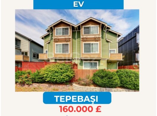 Girne'de, tepenin üzerinde, geniş bahçeleri olan birçok Türk yapımı dubleks ev bulunmaktadır.