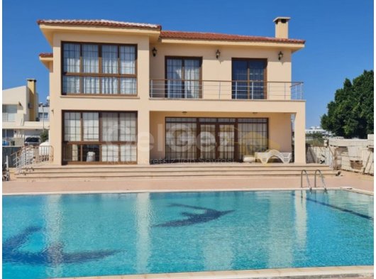 İSKELE BÖLGESİNDE 1200M2 ARSANIN ÜSTÜNDE VİLLA 450.000 STERLİN