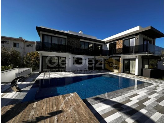 EDREMİT'TE SATILIK 4+1 HAVUZLU VİLLA