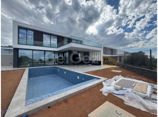 Girne Çatalköy'de Deniz Manzaralı, Türk Tapulu 4+1 Lüks Villa