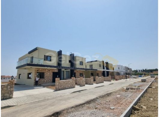 Girne Boğaz'da Dağ Manzaralı Türk Koçanlı Satılık 3+1 İkiz Villa