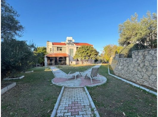 Girne Çatalköy'de Dağ Ve Deniz Manzaralı, Şömineli Kiralık 5+2 Villa