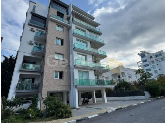 Girne Merkez’de, otellere ve tüm sosyal olanaklara yürüme mesafesinde yer alan bu 3+1 daire satılıktır.