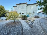 Girne Lapta'da 1350 m2 Arsa Alanına Sahip Özel Havuzlu Satılık 6+1 Villa