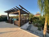 Girne Yeşiltepe,de Ortak Havuzlu Geniş Bahçeli 2+1 Loft Villa