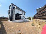 Girne Alsancak'ta Özel Havuzlu, Otellere Yürüme Mesafesinde Satılık 3+2 Villa