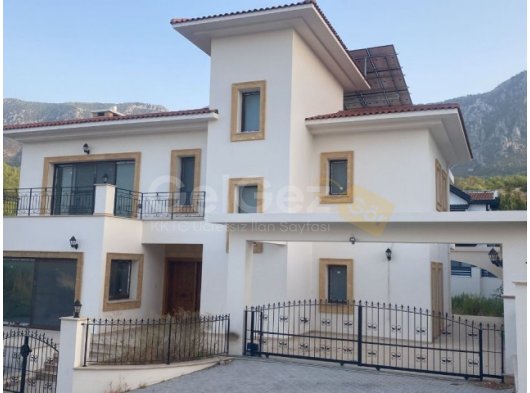 EDREMİT'TE SATILIK 5+1 VİLLA