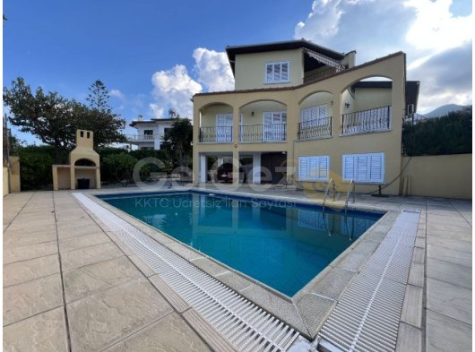 EDREMİT'TE SATILIK 4+1 HAVUZLU VİLLA