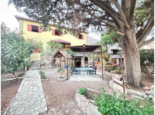 Girne Karaoğlanoğlun'da Kaya Palazzo Yanı 3+1 Kiralık Tarihi Villa