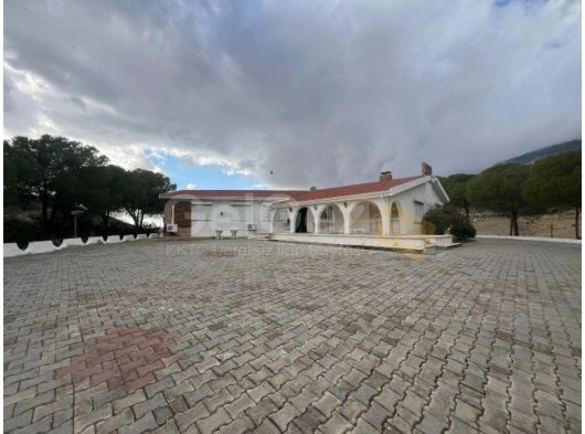 KÖMÜRCÜ'DE SATILIK GENİŞ ARAZİLİ MÜSTAKİL EV