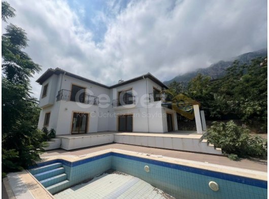 LAPTA'DA SATILIK 3+1 HAVUZLU VİLLA