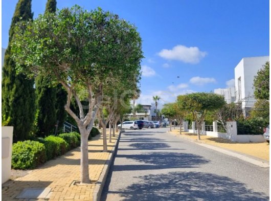 Denize Sıfır Site İçerisinde, Çatı Katı Teraslı ve Tam Eşyalı 1 Yatak Odalı Daire