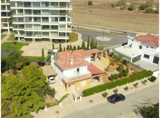 709 M² ARSA ÜZERİNDE, EŞYALI 3 YATAK, 3 BANYO ODALI MÜSTAKİL– DENİZE SADECE 150 METRE UZAKLIKTA