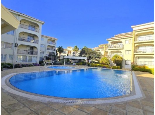 DENİZ KENARI SİTEDE, GÜZELCE DEKORE EDİLMİŞ, EŞYALI 2 YATAK 2 BANYO ODALI 1. KAT DAİRE