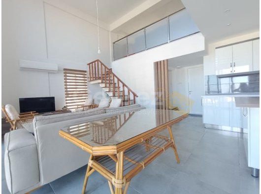 GİRNE ALSANCAK' TA , VİLLA TADINDA, HAVUZLU SİTE İCİNDE, DENİZ MANZARALI SATILIK 3+1 KATTA LOFT DAİRE