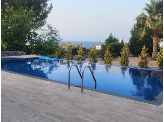 Esentepe'de ideal konumda, geniş bahçeli 4+1 villa