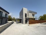 Yepyeni, modern 4+1 villa, özel havuzu ve muhteşem panoramik deniz ve dağ manzarasıyla dikkat çekiyor.