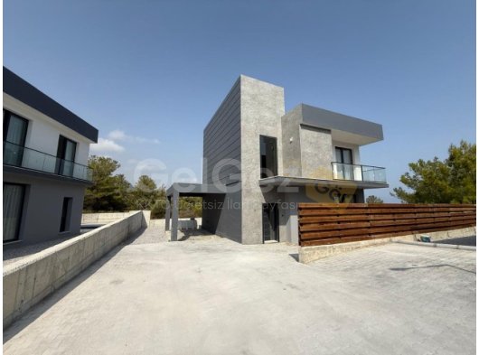 Yepyeni, modern 4+1 villa, özel havuzu ve muhteşem panoramik deniz ve dağ manzarasıyla dikkat çekiyor.
