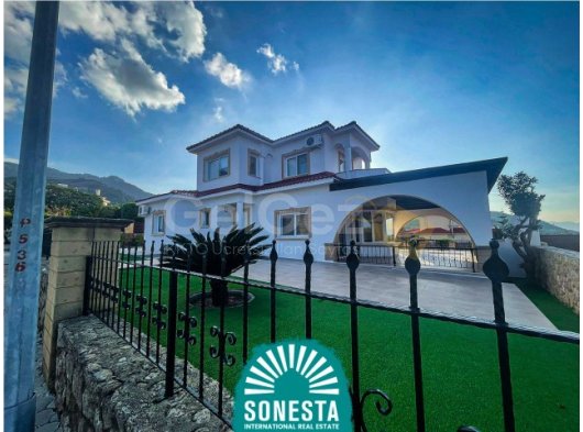 Karşıyaka'da, Bir Restoranın Karşısında, Mağazalara, Eczanelere ve İhtiyacınız Olabilecek Her Şeye Yakın, Uzun Süreli Yaşam İçin İdeal 4+1 Villa.