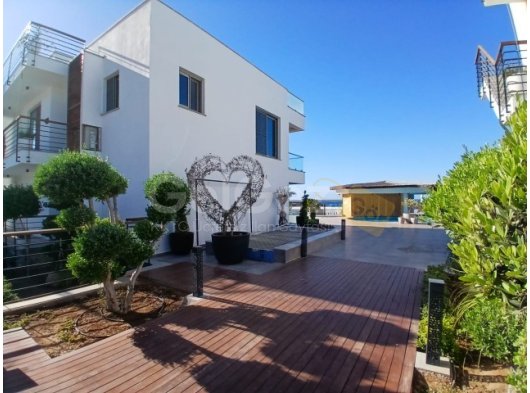 Esentepe'de lüks bir lokasyonda, sahil şeridinin ilk noktasında benzersiz 2+1 loft