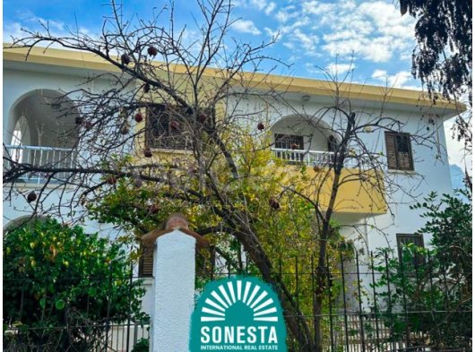 5 yatak odalı, deniz manzaralı, geniş havuzlu, sakin bir konumda, tüm olanaklara sahip güvenlikli site içinde yer alan, aileler ve geniş alanları sevenler için 