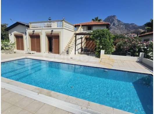 Karşiyaka bölgesinde kiralık 3+1 bungalow