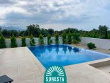4+1 yatak odalı, havuzlu ve arsası tamamen özel olan villa, dağların eteklerinde, denize, İngiliz okullarına, üniversiteye ve büyük süpermarketlere yakın bir ko
