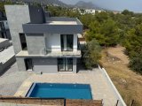 Yepyeni, modern 4+1 villa, özel havuzu ve muhteşem panoramik deniz ve dağ manzarasıyla dikkat çekiyor.