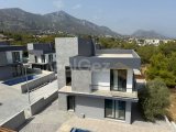 Yepyeni, modern 4+1 villa, özel havuzu ve muhteşem panoramik deniz ve dağ manzarasıyla dikkat çekiyor.